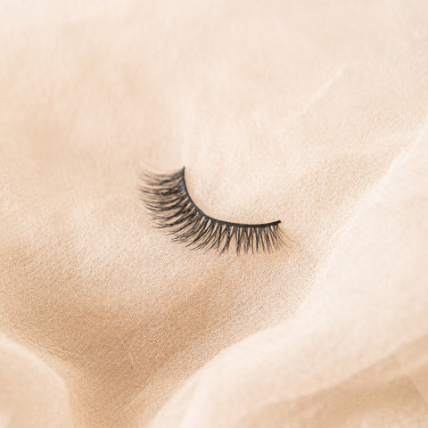 Blog_Lithe Lashes_How to Select the Right Lashes_featured image_one lithe lash, standalone, on a pink/beige silk background
